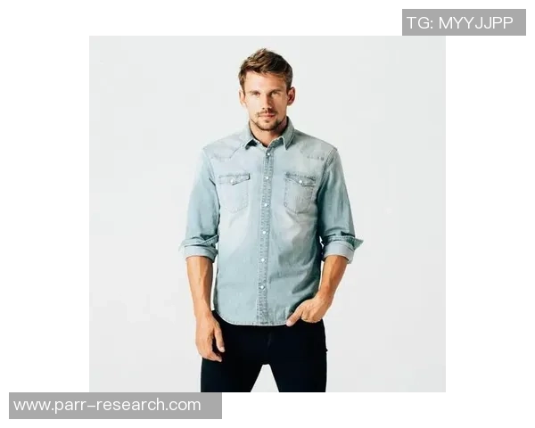 足球明星牛仔穿搭风潮解析时尚与运动的完美结合